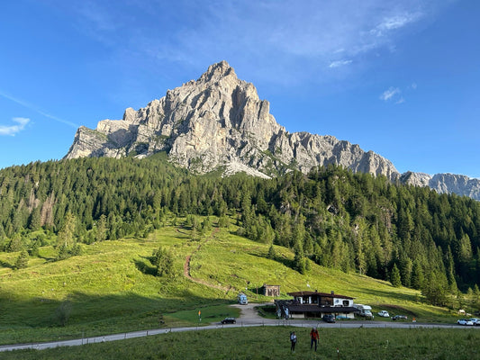 What is the best time of year to hike the Alta Via 1?