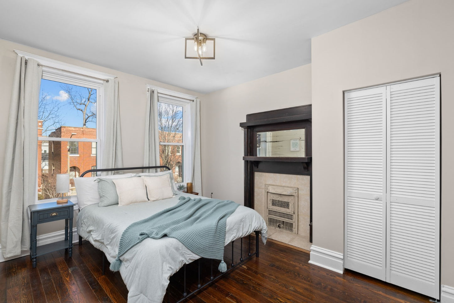 Master Mid-Term Rentals: Complete Digital Guide & Tools